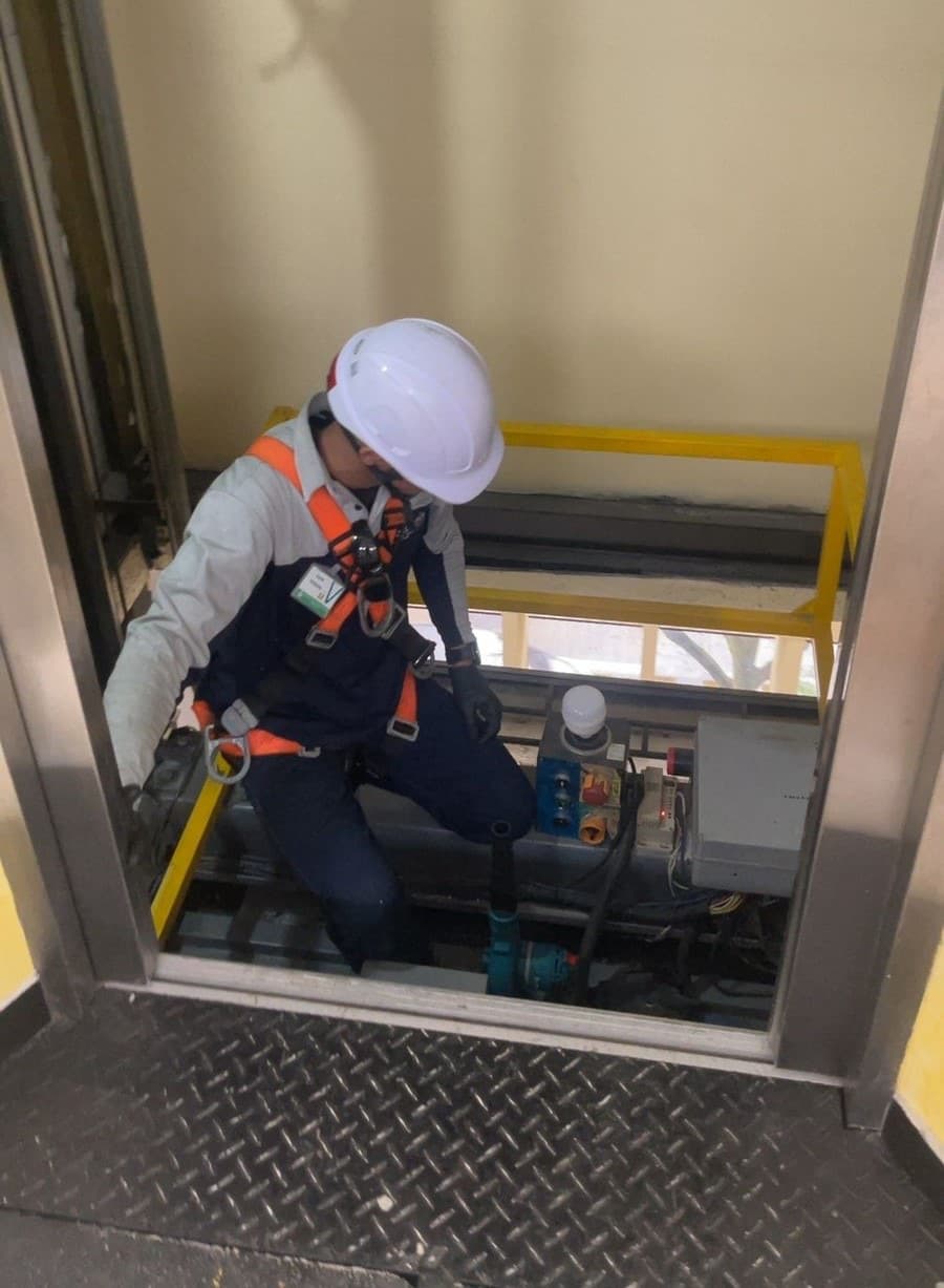 Ingeniero de Quantium supervisando instalación de ascensor